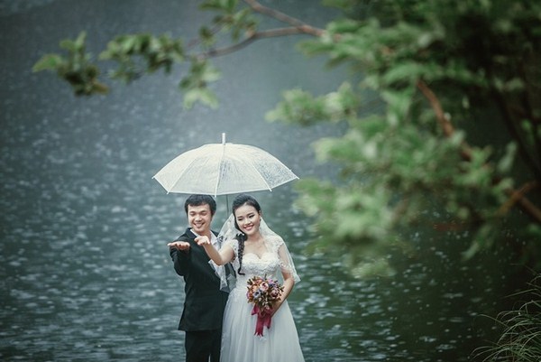 Thực hiện những bộ ảnh cưới cực lung linh, lãng mạn dưới màn mưa