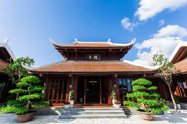 được xây theo lối kiến trúc truyền thống của miền Bắc Việt Nam, mang đến cho bạn không gian tâm linh tĩnh lặng và thoải mái.