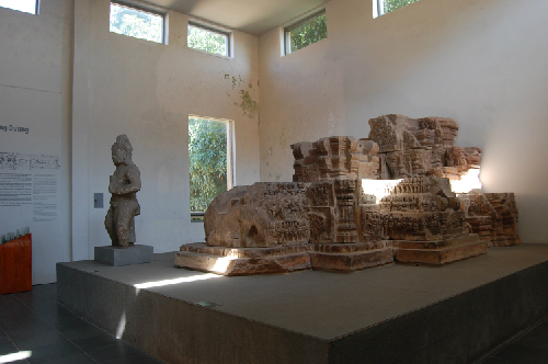 Một số hiện vật bằng sa thạch trong bảo tàng