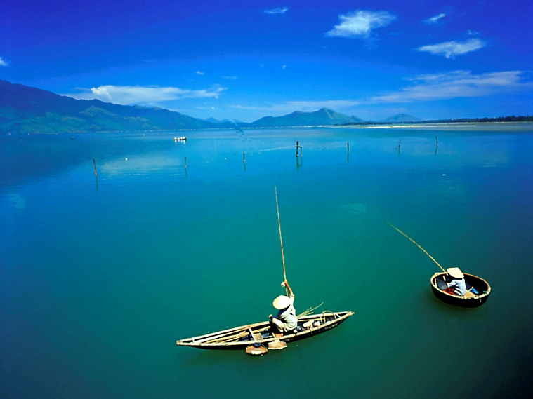 câu cá trên thuyền biển Lăng Cô