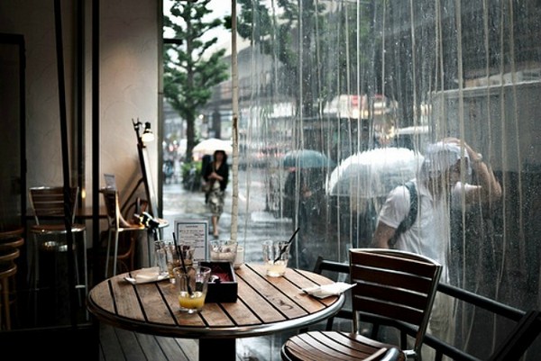 Nhâm nhi cốc cafe và ngắm thành phố qua màn mưa…