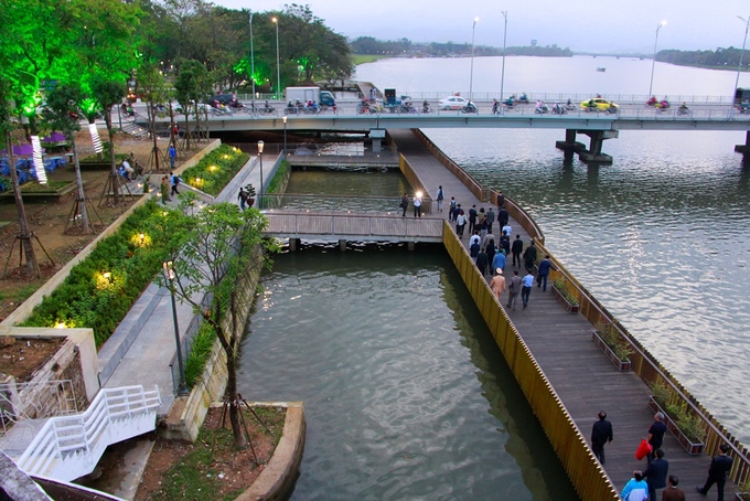 cầu gỗ lim trên sông hương thu hút khách du lịch