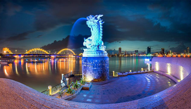 Hình ảnh Cá chép hóa rồng được đặt bên bờ sông Hàn