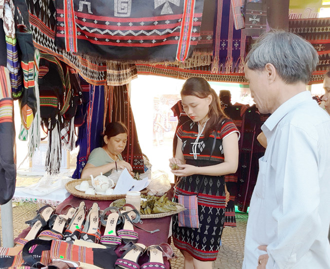 Phụ nữ Cơ Tu đã tự làm ra sản phẩm truyền thống để bán cho du khách