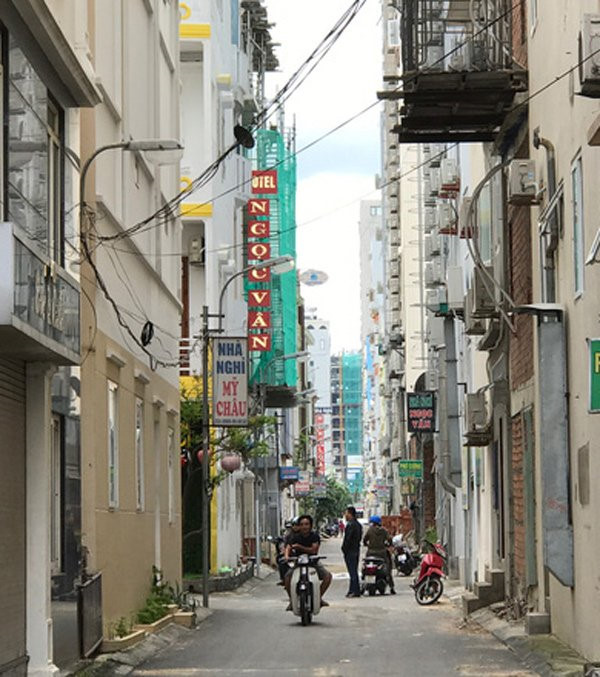 Một con phố đường rộng khoảng 4m dày đặt khách sạn nhỏ và vừa tại Đà Nẵng. 