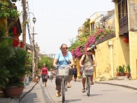 Đạp xe quanh phố cổ Hội An vào top 10 "trải nghiệm du lịch Việt Nam"