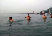 Hàng loạt cán bộ chủ chốt Đà Nẵng tắm biển để xóa tan tin đồn